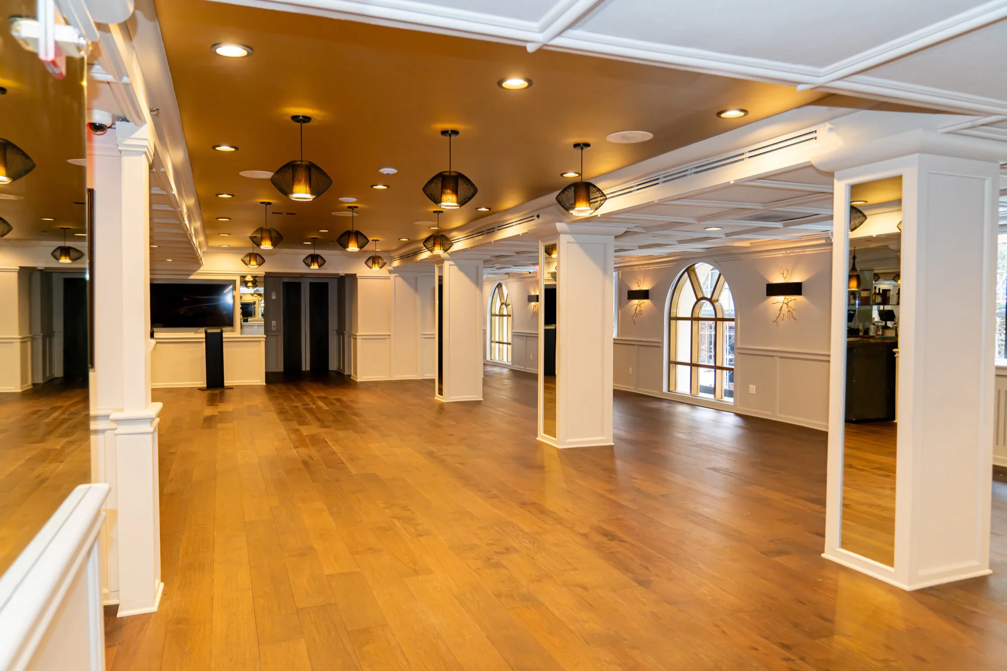 Manhattan Manor, pendant lights